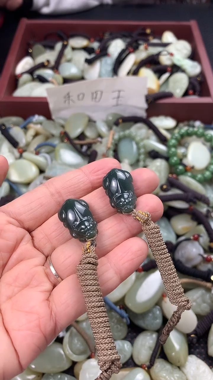 颈饰未镶嵌和田玉（多样性发一件）没有证书有瑕