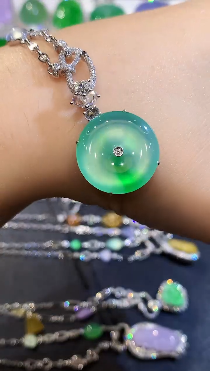 翡翠18K金镶嵌吊坠(不含链)J***1WHX多样性发其一