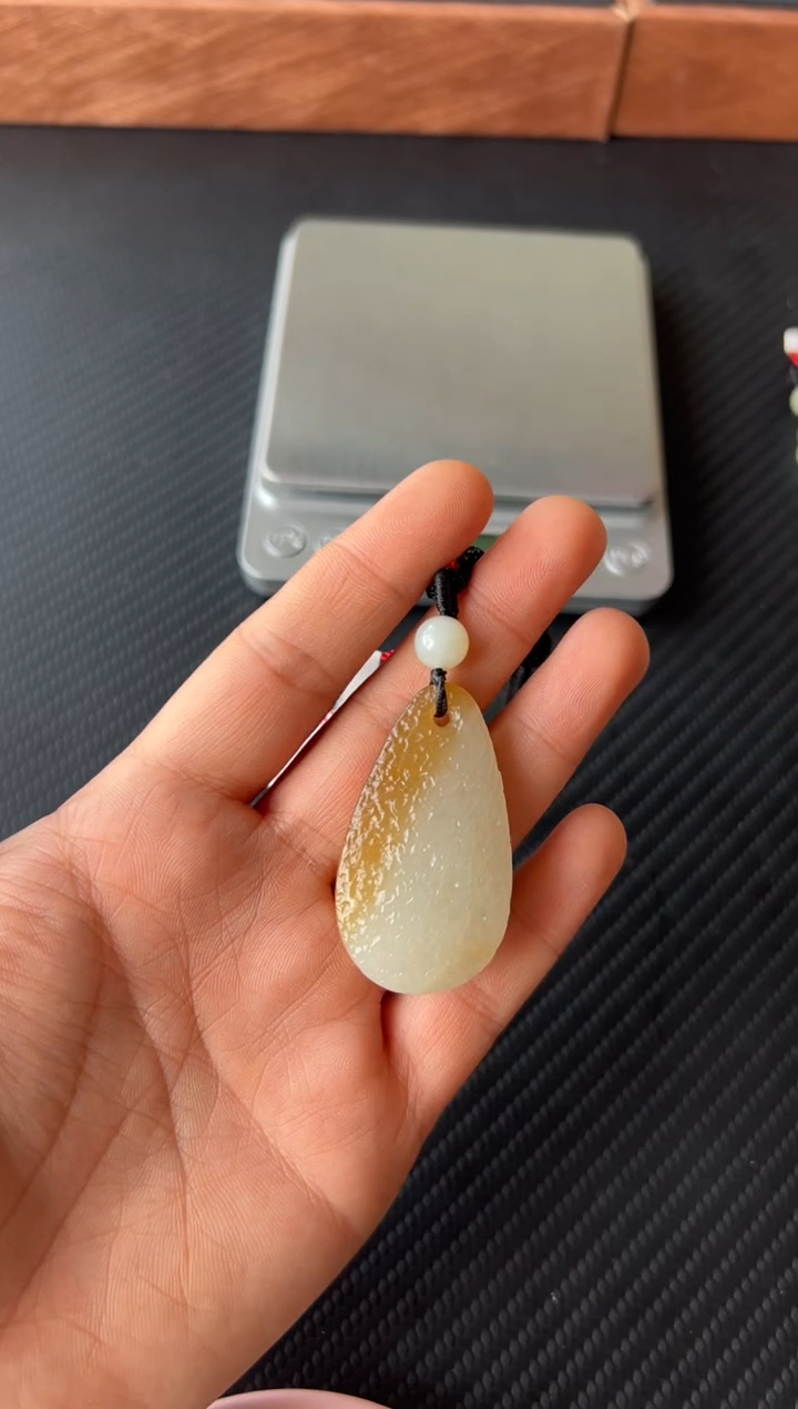 【闪购商品】和田玉吊坠(赠链)未镶嵌且末金山微色差