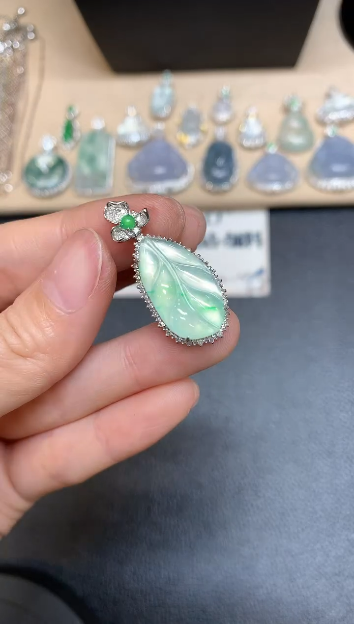 【闪购商品】翡翠吊坠(不含链)18K金镶嵌芭蕉叶【无服务费