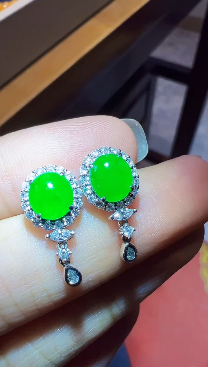 18K金镶嵌翡翠耳饰蛋面