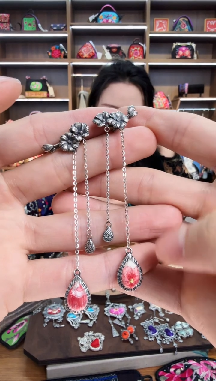 【闪购商品】织绣222蒙阿苏苗绣传承