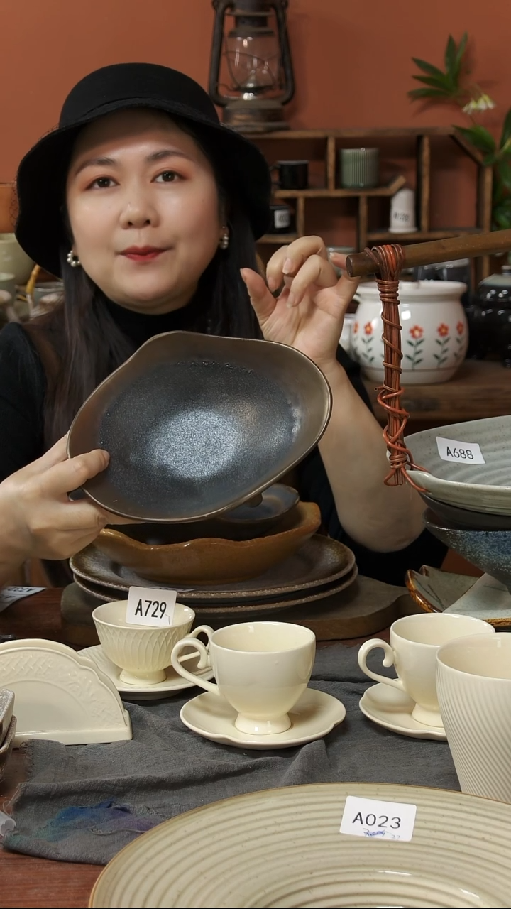 陶瓷617 两只陶瓷三足粗陶金属釉碗瑕疵较多介意不拍