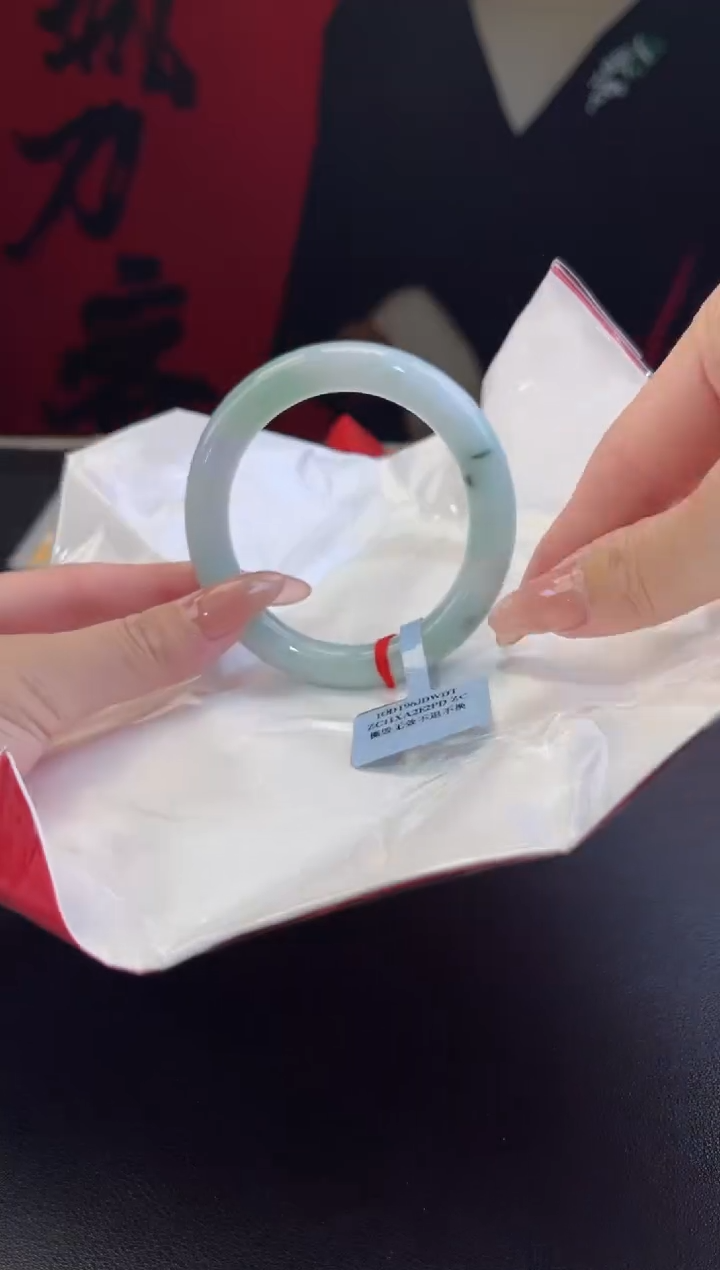 【闪购商品】翡翠手镯未镶嵌30翡翠手镯(微瑕）