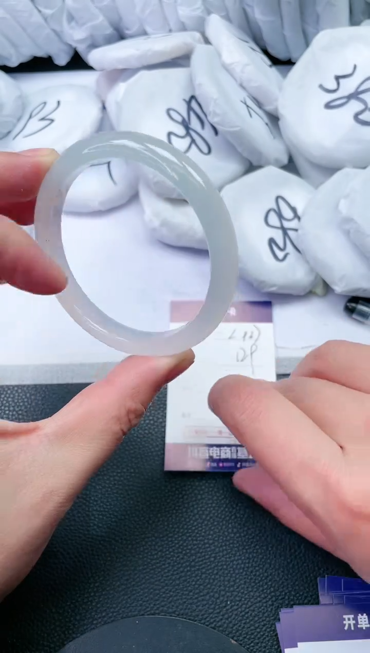 【闪购商品】石英质玉手镯未镶嵌L937