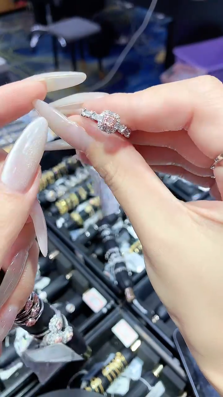 【闪购商品】钻石戒指18K金镶嵌钻石戒指