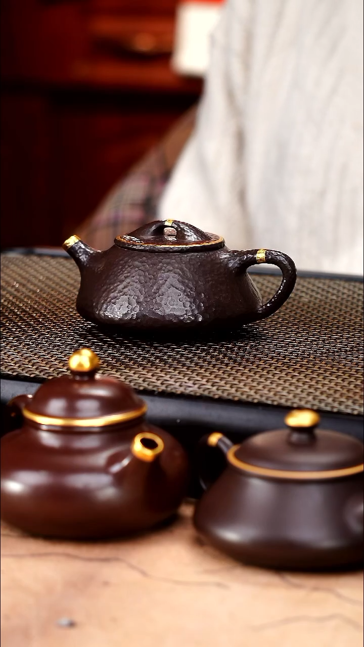 茶壶紫砂四号井茄皮紫泥描金锤纹石瓢140cc