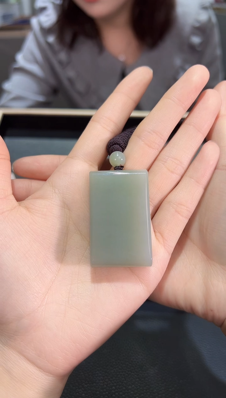 【闪购商品】和田玉吊坠(赠链)未镶嵌且末料青白玉无事牌