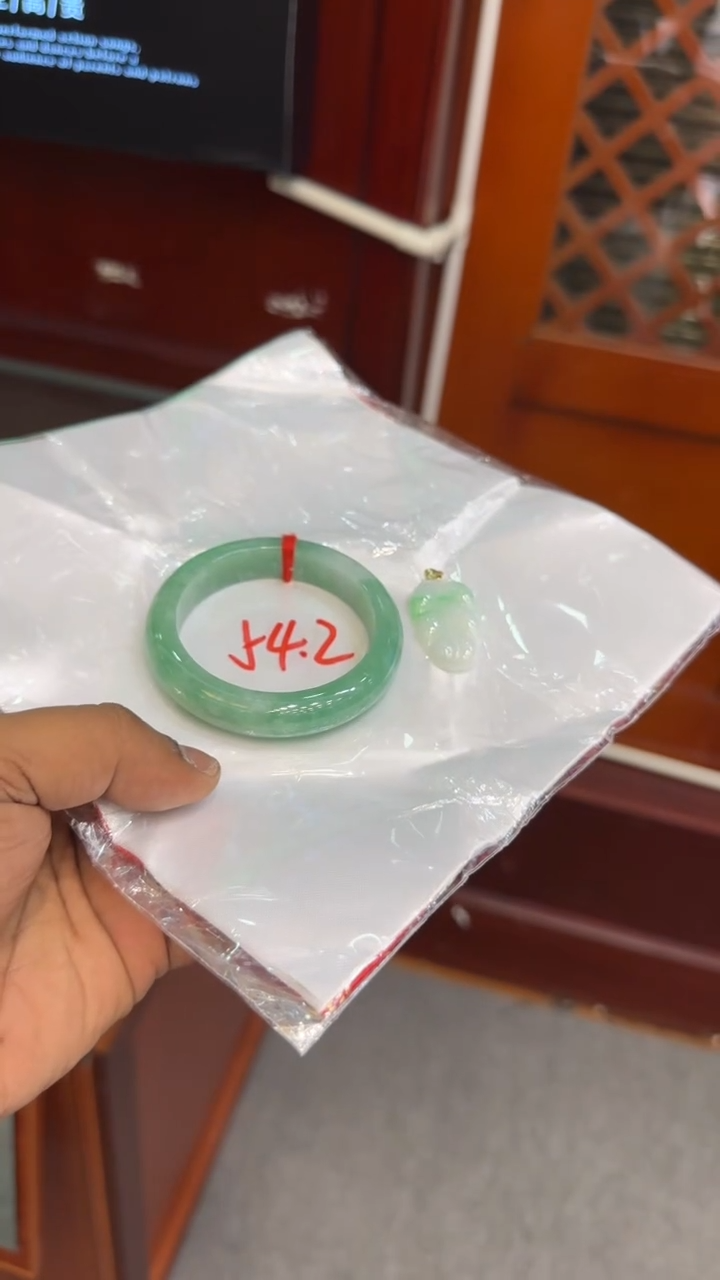 翡翠手镯未镶嵌蓝*花手镯