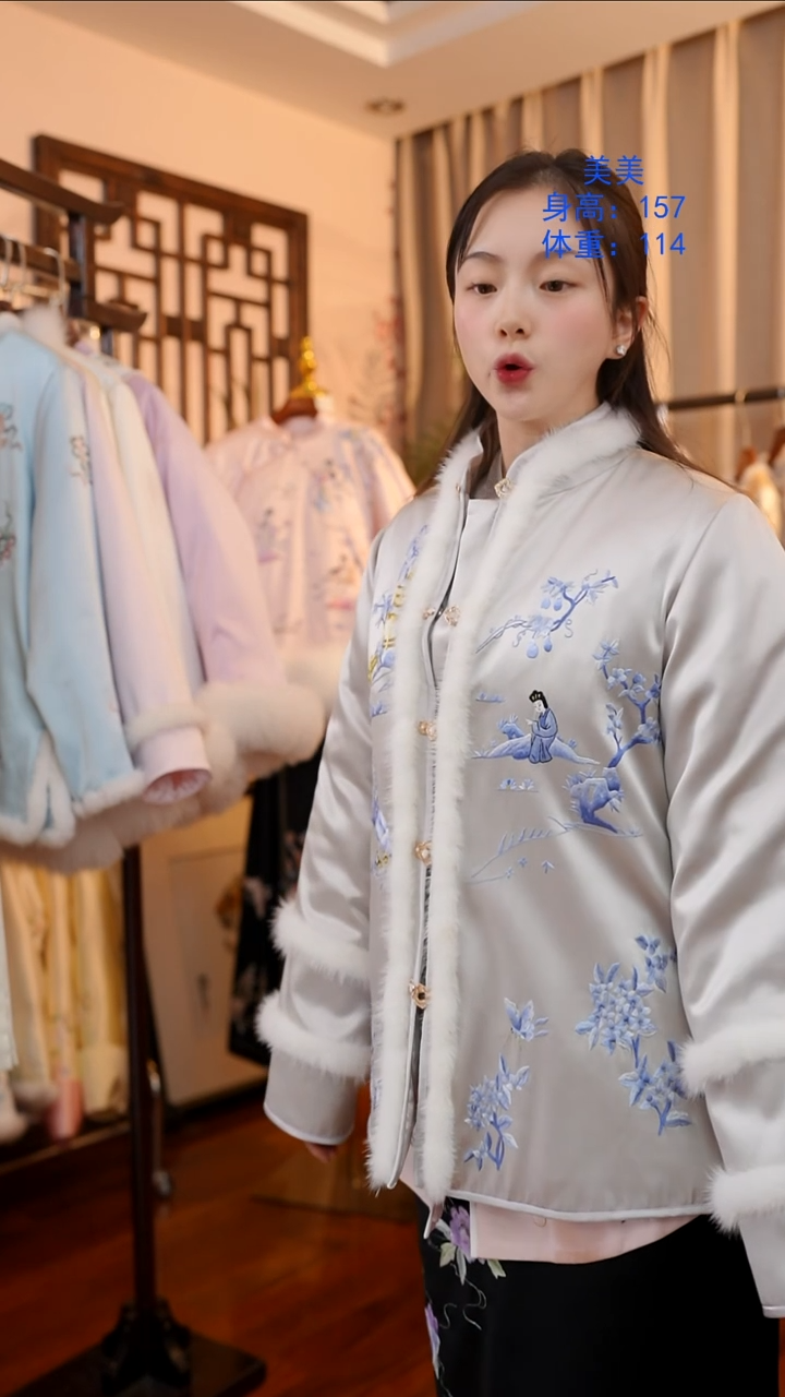 刺绣非遗服饰一物一件