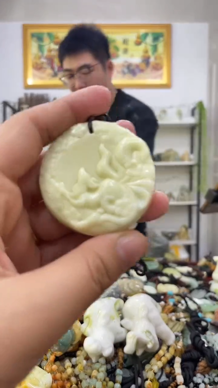 未镶嵌蛇纹石玉吊坠  