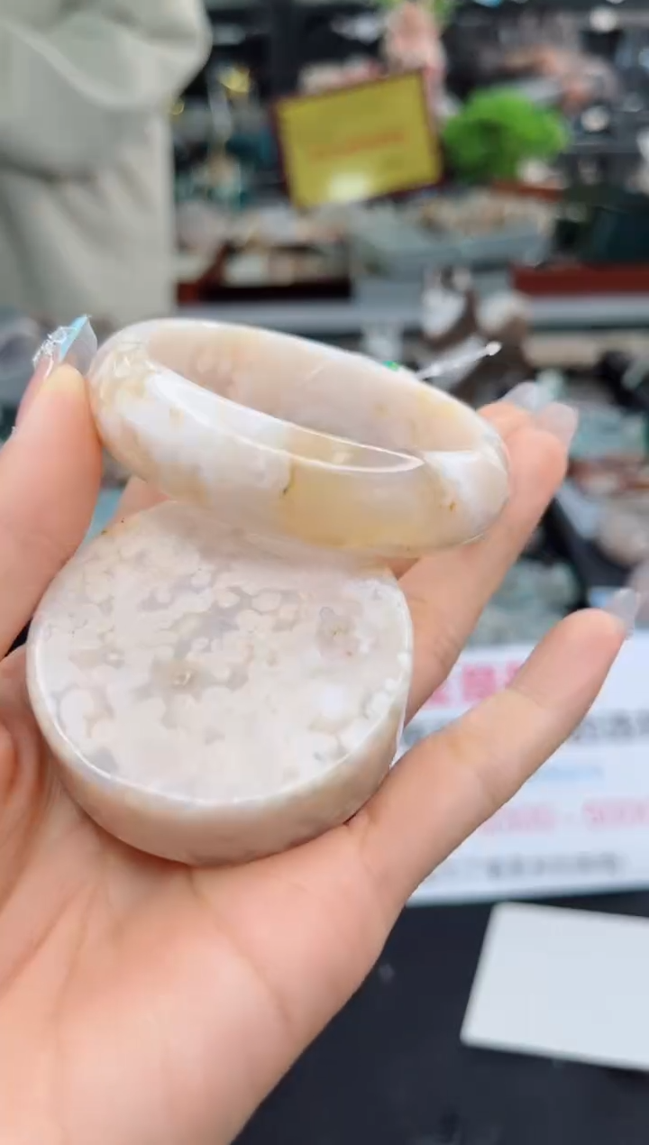 【闪购商品】石英质玉手镯未镶嵌54圈口（赠品镯心）16666