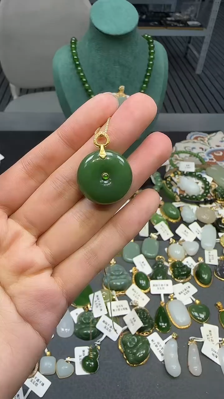 18K金镶嵌和田玉挂件不含链