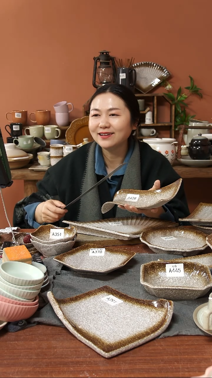 陶瓷A428 一只陶瓷粗陶滑梯异形盘可能微瑕