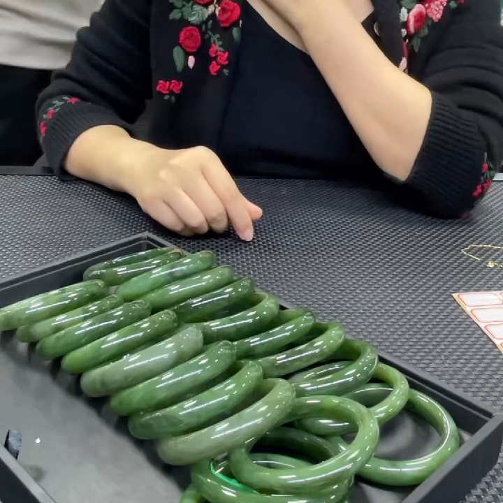 【老郑家】和田玉手镯一支(多样性发1件)微黑点