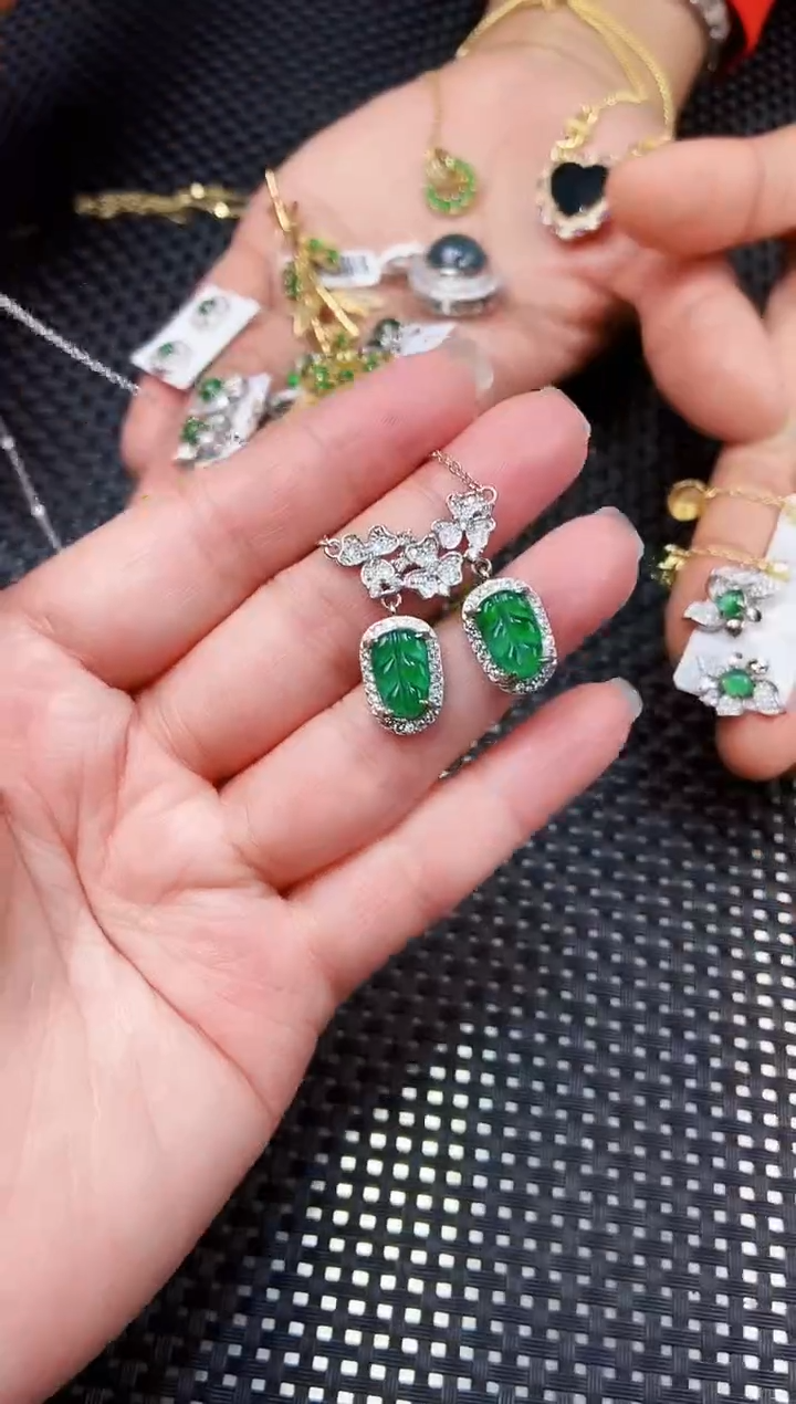 【闪购商品】翡翠颈饰未镶嵌111111111