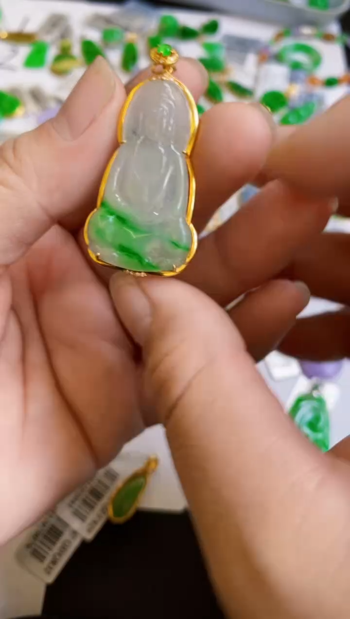 【闪购商品】翡翠颈饰18K金镶嵌观音