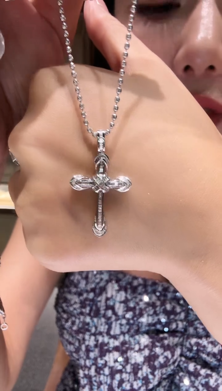 吊坠（不含链）18K金镶嵌钻石50分十字架