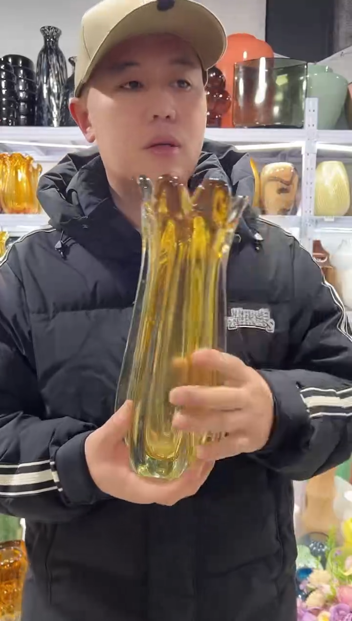 高款琥珀色花瓣口花瓶微瑕介意勿拍