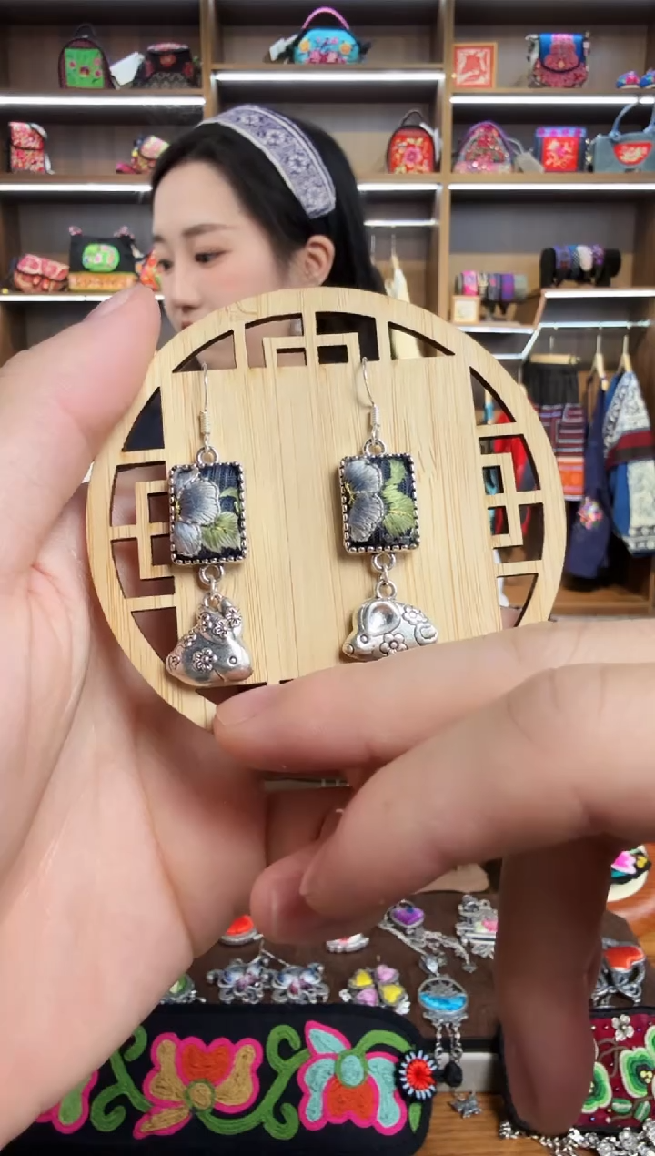 【闪购商品】织绣42蒙阿苏苗绣传承