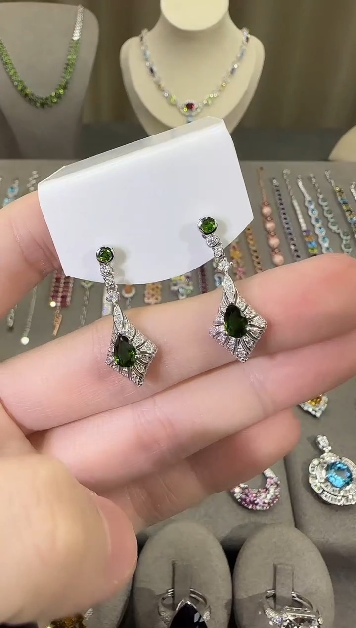 银S925镶嵌透辉石耳坠6*8mm耳坠水滴款