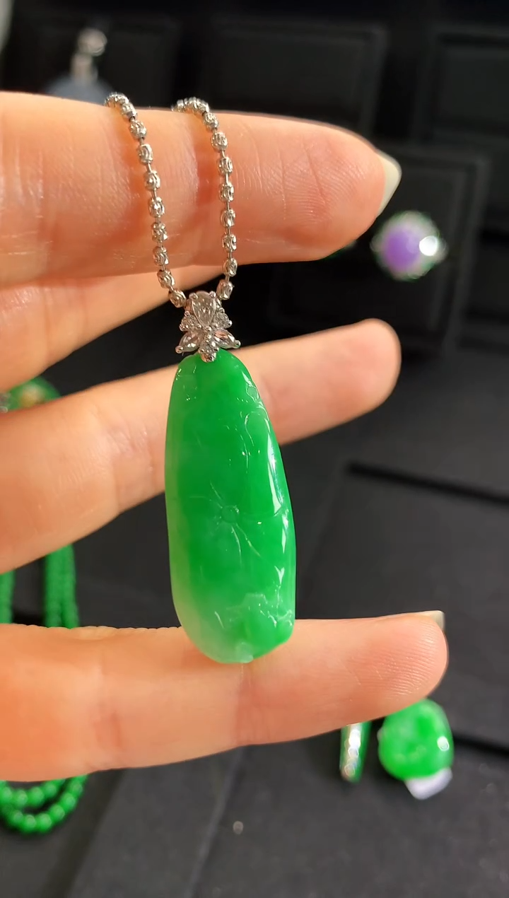 【闪购商品】翡翠吊坠(不含链)18K金镶嵌吊坠