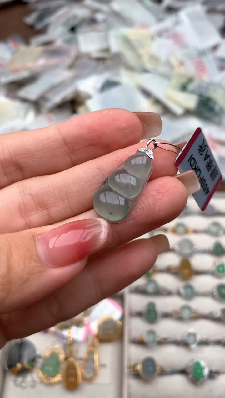 18K金镶嵌挂件翡翠一