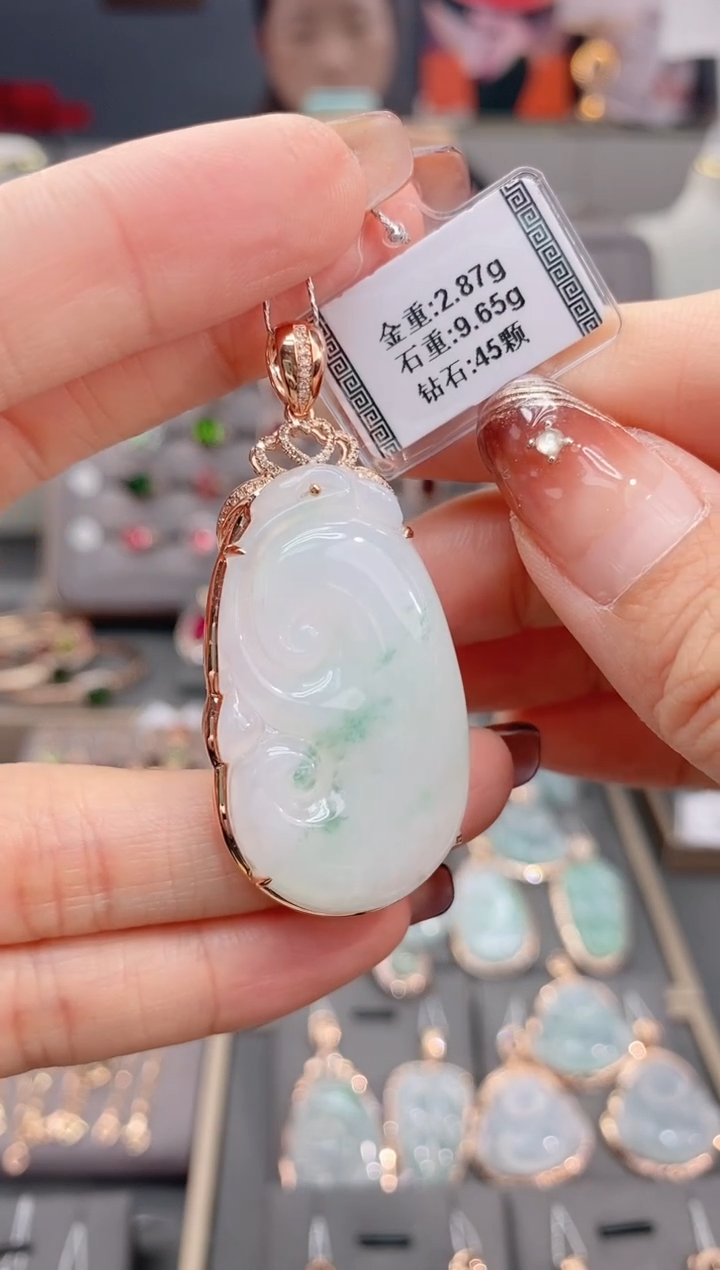 颈饰18K金镶嵌翡翠9.65