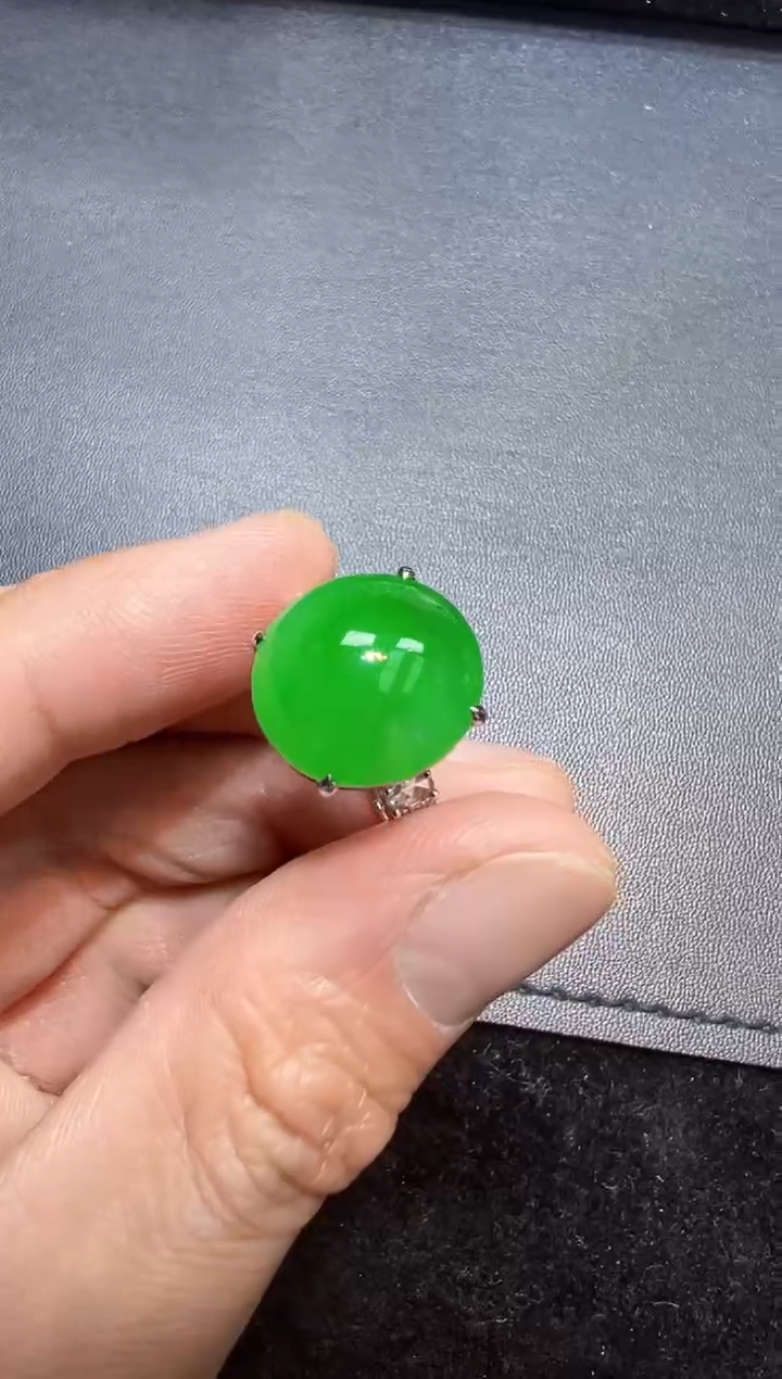 【闪购商品】翡翠戒指18K金镶嵌阳绿蛋面戒指