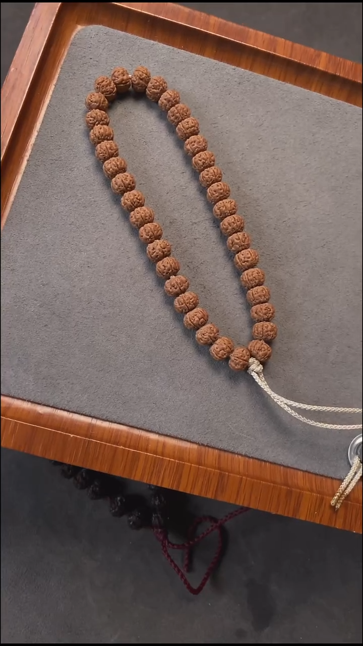 手串金刚菩提W-41纯血老树王小金刚菩提手持（9mm+)打孔处微黄款