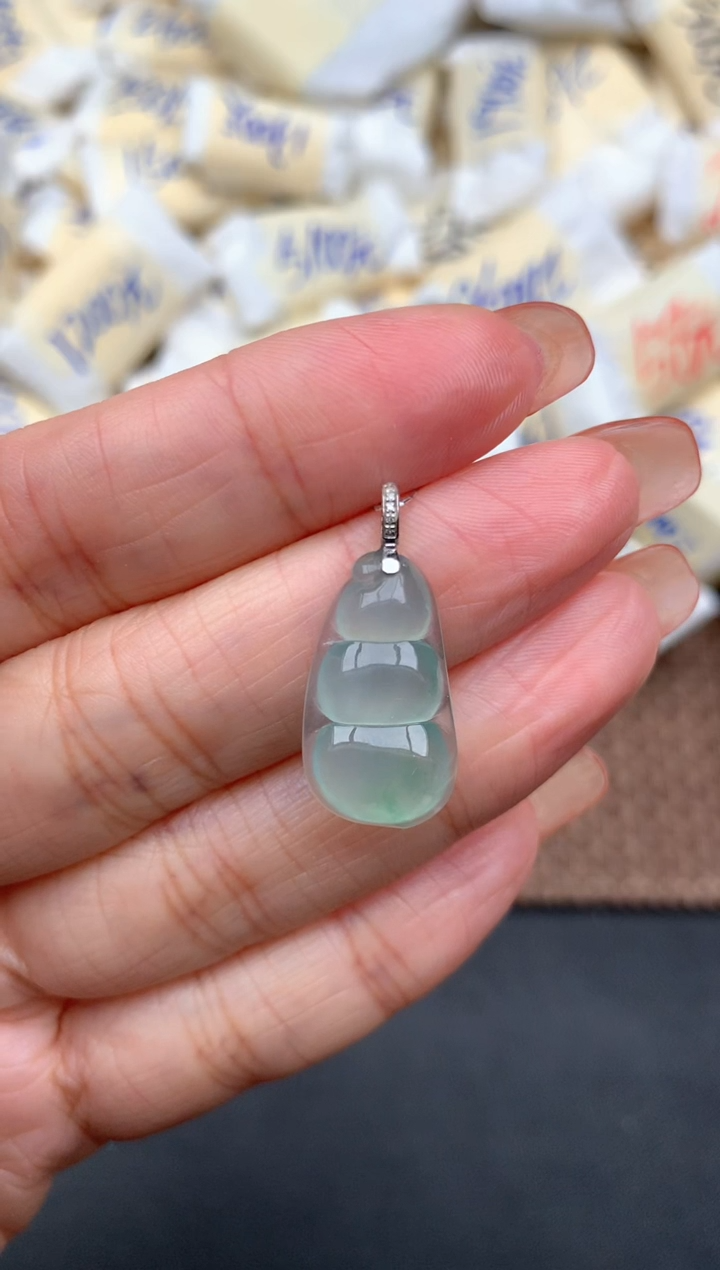 18K金镶嵌挂件翡翠一