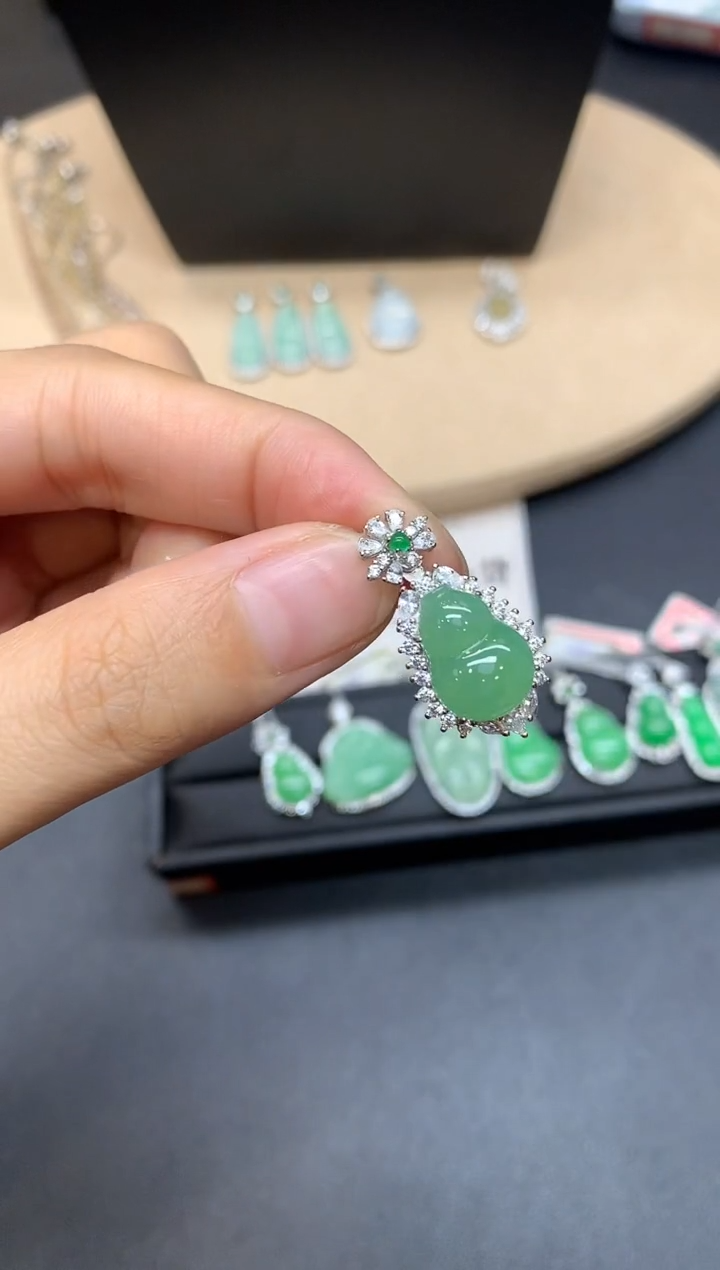 【闪购商品】翡翠吊坠(不含链)银S925镶嵌葫芦【无服务费】