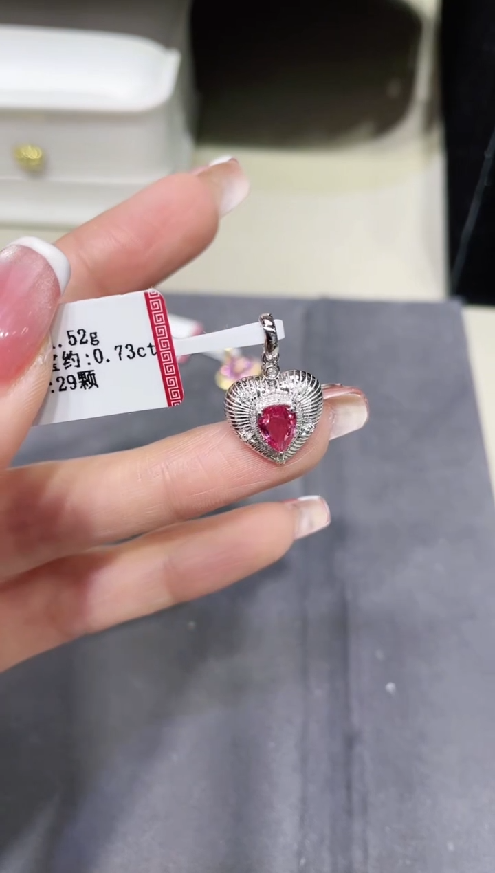 【闪购商品】彩色蓝宝石吊坠18K金镶嵌·