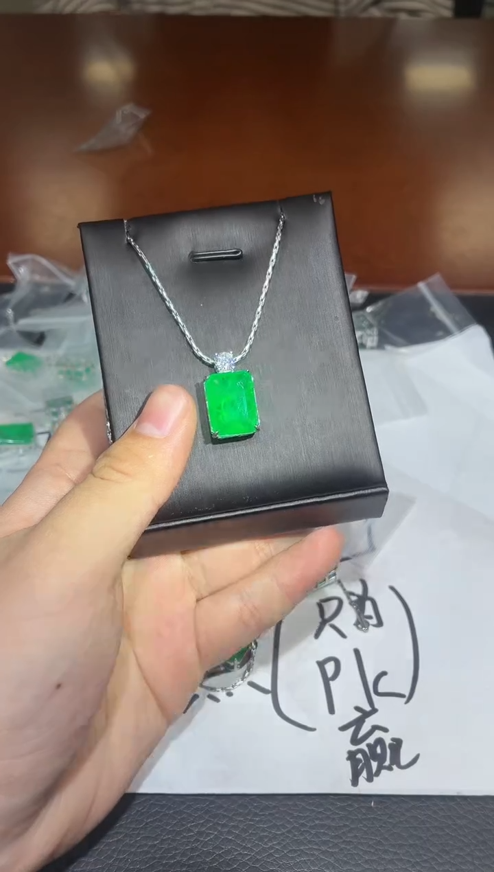 无合成立方氧化锆MM211