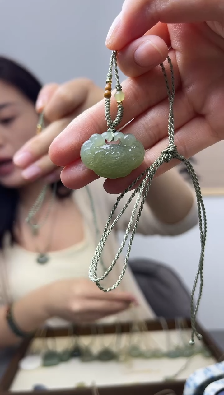 和田玉未镶嵌颈饰胖如意锁