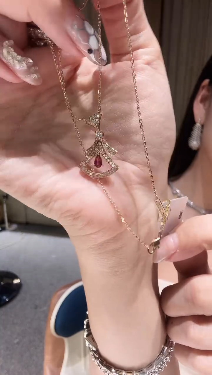 18K金镶嵌项链钻石裙子