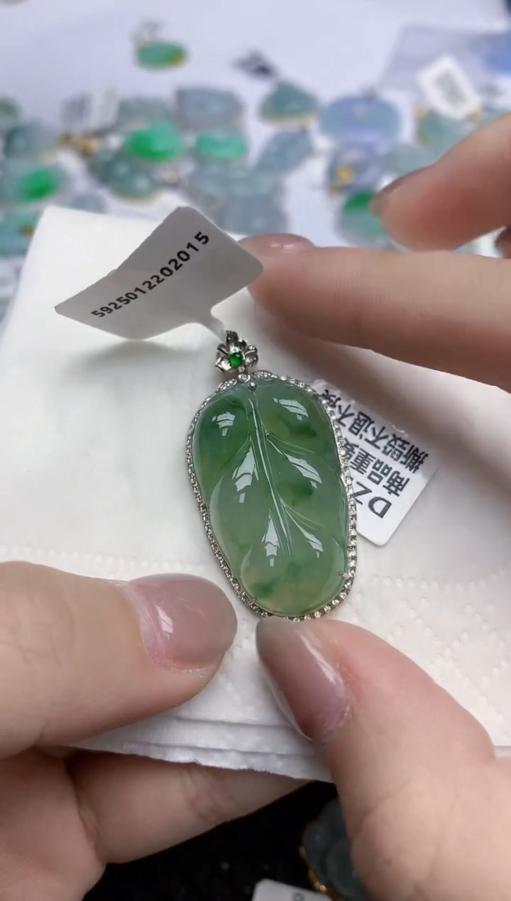 【闪购商品】翡翠颈饰18K金镶嵌天然翡翠A货