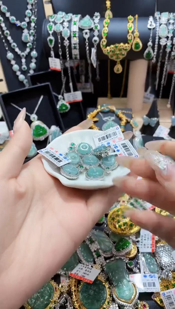 翡翠未镶嵌颈饰天然翡翠a货 多样性发其一