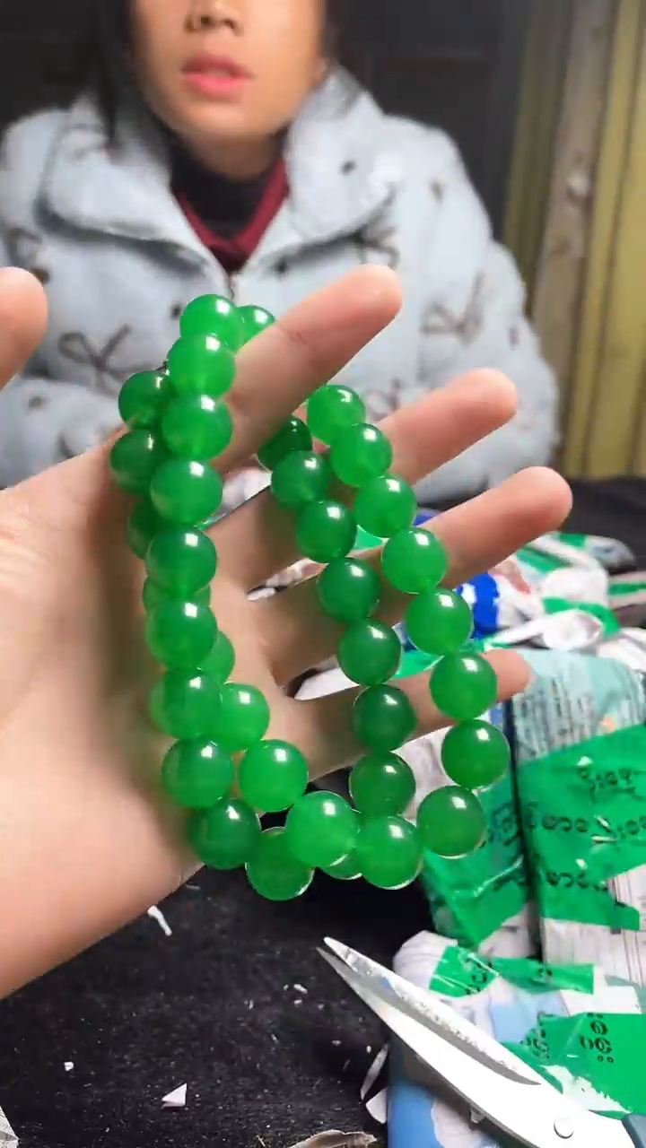 猛子收货满绿珠串