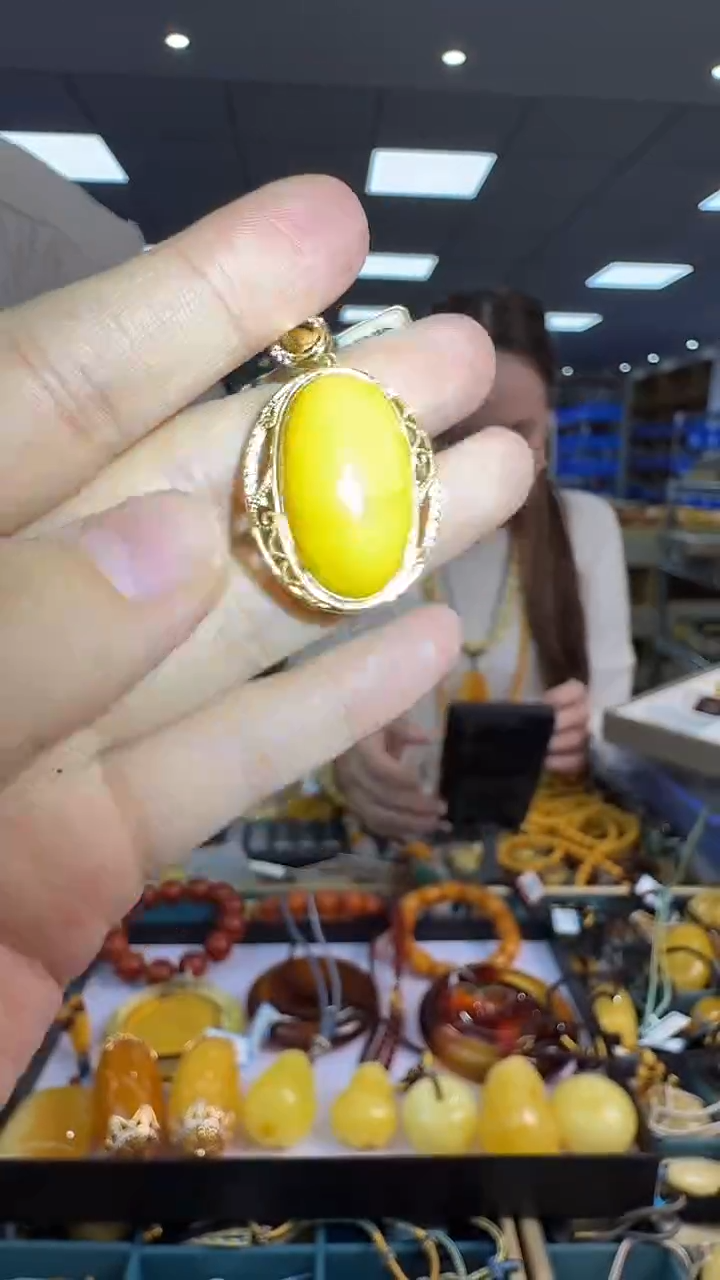 琥珀颈饰未镶嵌198秒拍号 假一罚三 