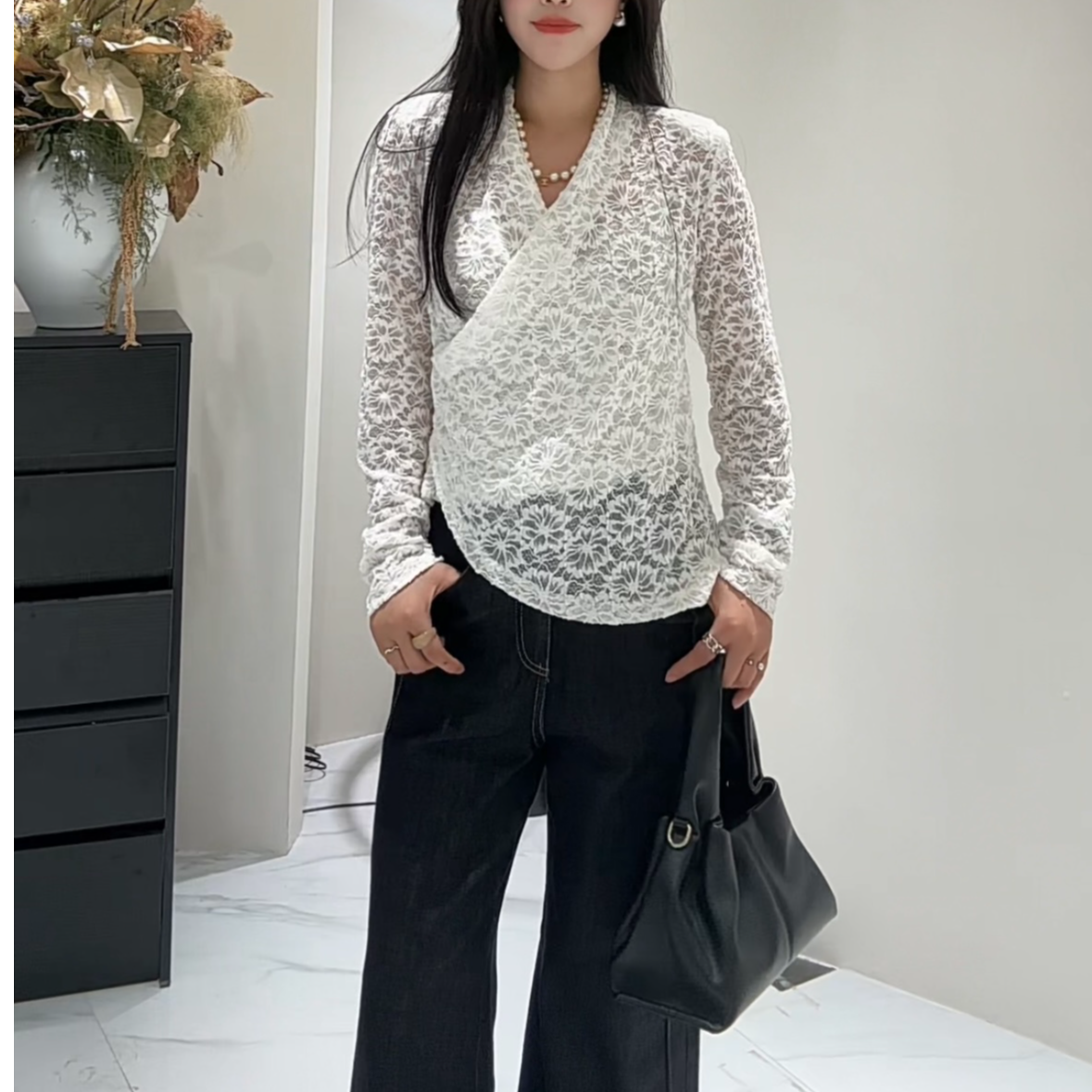 022欧美风气质镂空勾花长袖蕾丝衫女秋季不规则交叉V领收腰上衣