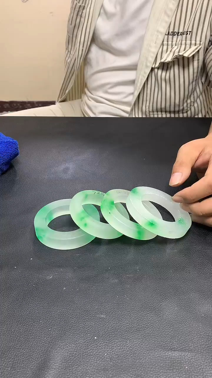 玉冰飘花手镯毛胚一个