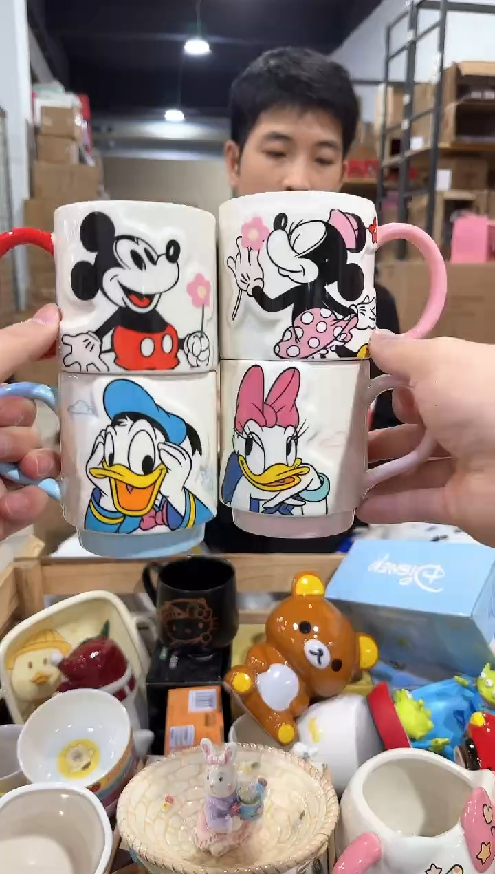 瓷片原盒唐老鸭黛西托腮对杯加米奇米妮拿花对杯