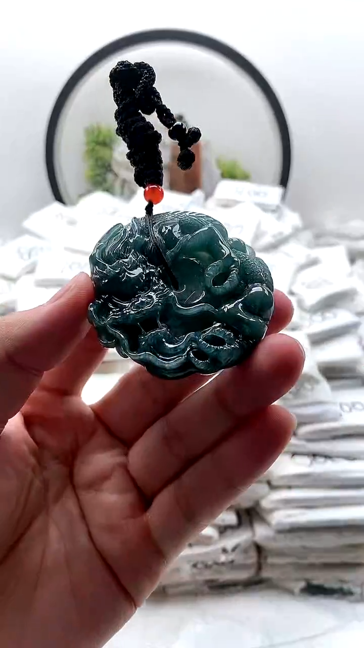 颈饰未镶嵌翡翠龙牌