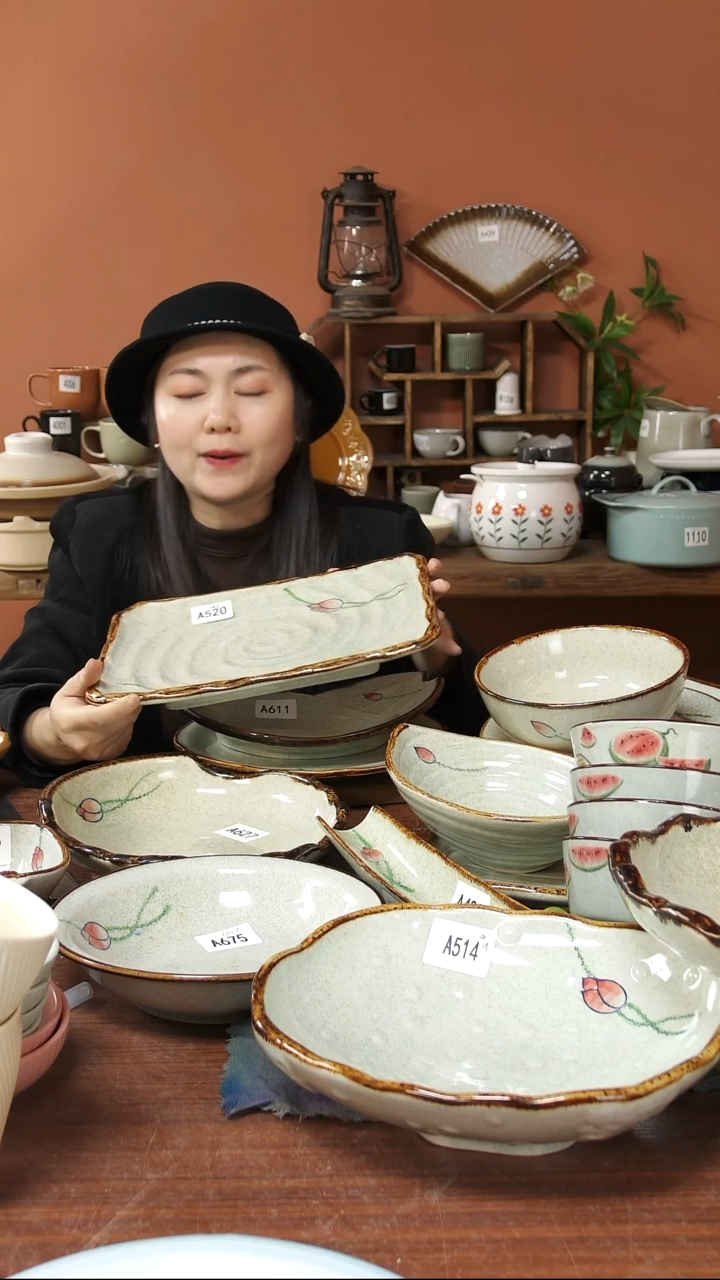 陶瓷A520 一只陶瓷手绘荷花黑点螺纹长盘31*24可能微瑕