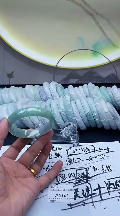 下单就是图片的手镯，放心冲！A562