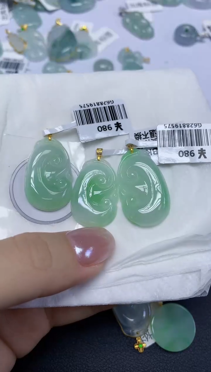 翡翠18K金镶嵌颈饰天然缅甸翡翠A货多样性发其一