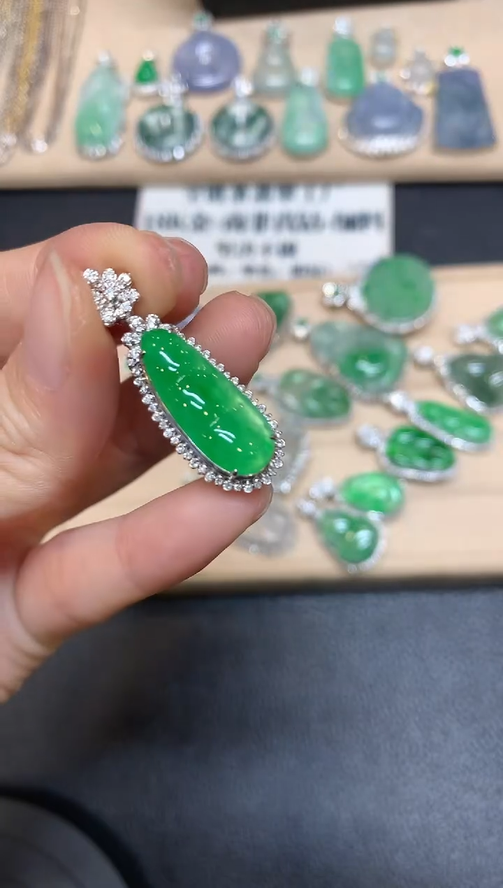 【闪购商品】翡翠颈饰18K金镶嵌福豆【无服务费