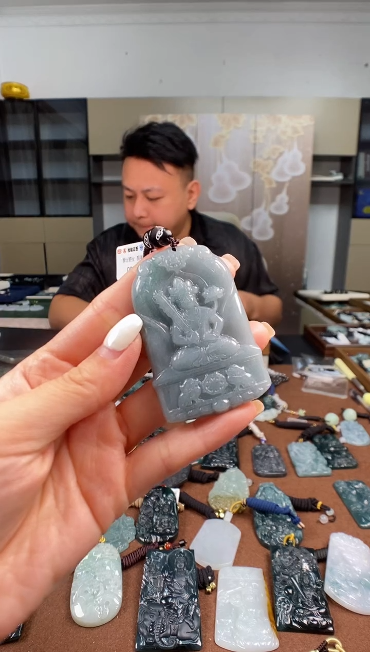 颈饰未镶嵌翡翠  多样性发其一