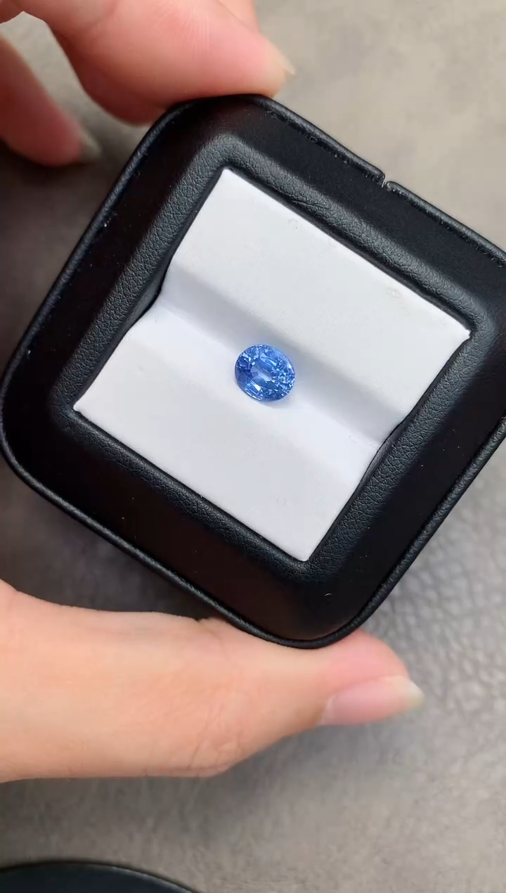 【闪购商品】彩色蓝宝石裸石未镶嵌1.88ct 椭圆 矢车菊 EX